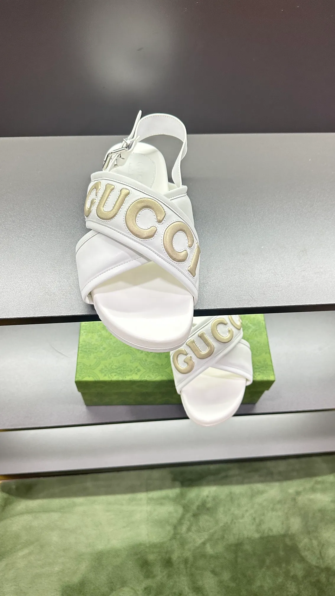 [G Family Couple Style] P: 320💰Female size 36~40 Men's size 39~45, (46. Custom-made GG slippers for men and women. This slipper is made of GG polyester fiber and is decorated with a Gucci label on the front, which adds a striking logo feel to the style. Beige GG recycled polyester fiber, same size for men and women, leather trim